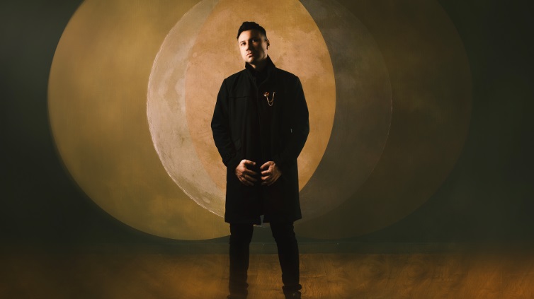 Track by Track | Adrián Benegas estrena ‘Mil Lunas’